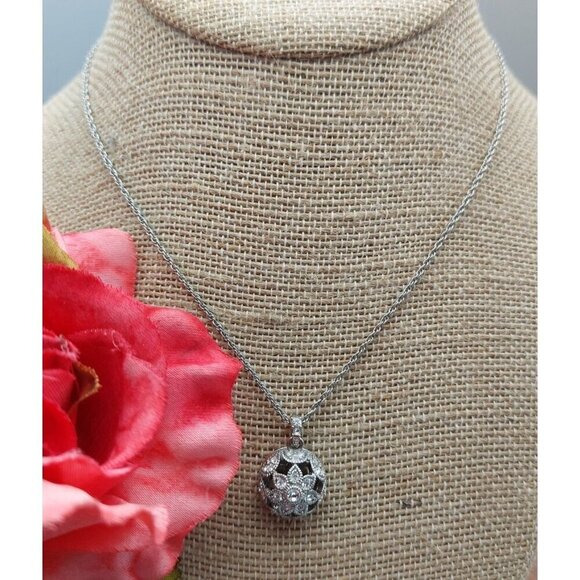 Beautiful Carolee Open Works Crystal Pendant Necklace Floral Domed 16" MINT - Picture 3 of 11